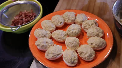 Receta fácil de huevos rellenos con ensaladilla