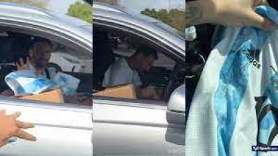Leo Messi firmando una camiseta a un fan en mitad de la autopista