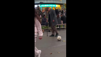 Footballeur âgé surprend les piétons