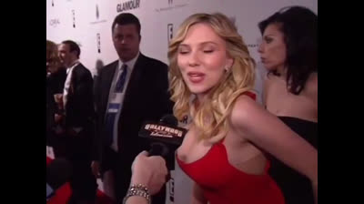 Una mujer desaparece tras Scarlett Johansson en la alfombra roja