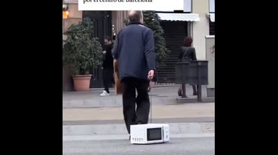 Paseando un microondas por Barcelona