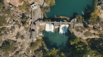 Cuando escasea el agua, derriban presas...