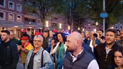 Permitir que ataquen  el mitin de  vox solo pasa en España