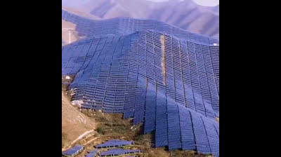 GRANJA SOLAR en la cima de la montaña de Shanxi, en el norte de China,