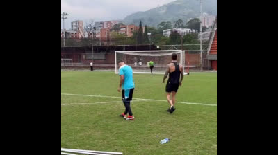 Maluma jugando al fútbol