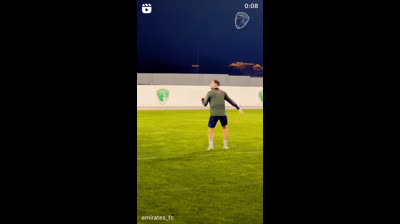 6-4-24 Paco Alcácer en el entrenamiento con el Emirates FC