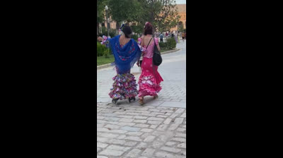 Sevillana en patines de línea en la Feria de Abril