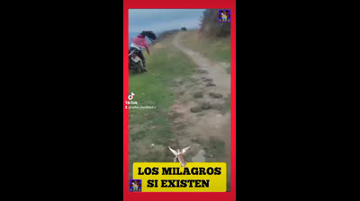 JOVEN MILAGROSAMENTE ES TIRADA DE LA MOTO Y LE SALVA LA VIDA PARA NO CAER AL BARRANCO