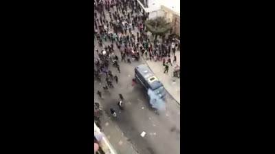 Francia ??  Musulmanes acorralan un furgón de policías  intentando quemar vivos a los agentes del interior ..