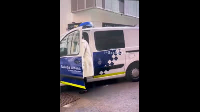 Una mujer intenta robar un coche de policía en Barcelona