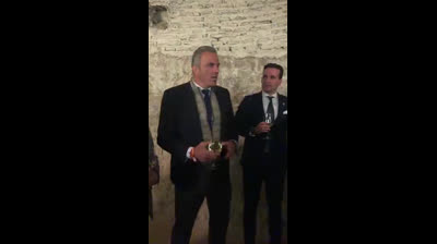 Por España! y el que quiera defenderla honrado muera;