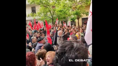 Manifestantes de psoe agreden a un chico por decir sanchez dimisión...