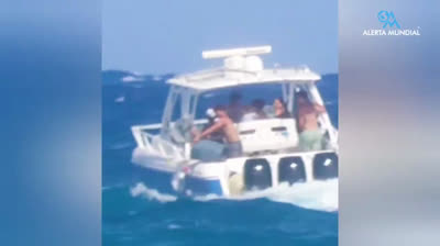 Aufnahme einer Gruppe von Personen, die Müll ins Meer werfen