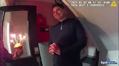 Un homme appelle le 911 pour recevoir des vœux d'anniversaire... Et ils se présentent chez lui avec un gâteau!!!