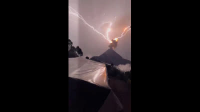La foudre frappe au milieu d'une éruption du volcan Fuego au Guatemala