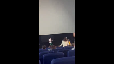El boxeador profesional Antonio Barrul pelea en unos cines de León