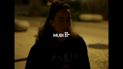 UNA MUJER FRENTE AL MAR