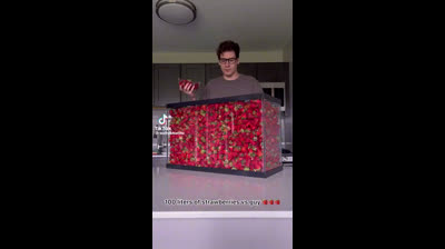 Un hombre se come 100 litros de fresas
