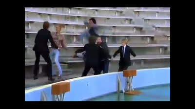 Nati con la camicia - scazzottata all'acquario - Bud Spencer e Terence Hill