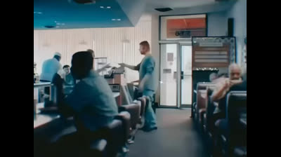 Chuck Norris calcia una saliera al volo in un bar