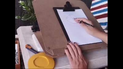 Miguel Rude desenhando uma chinela com prego