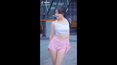 タイトル: "魅力的な中国の少女がダンスの才能を披露 - 優雅さと喜びのスペクタクル！"