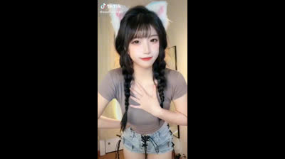 タイトル: "魅惑のダンス：心を掴むアジアの美少女の優雅なパフォーマンス！?"