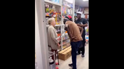 Ataques de homófobos del norte de África  a una pobre anciana indefensa