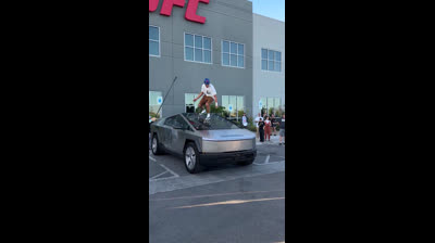 Skate sur un Tesla Cybertruck