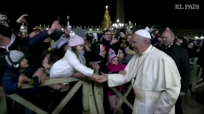 Agresión extraña del Papa Francisco contra una fiel adulta.  Pero no contra niñas?