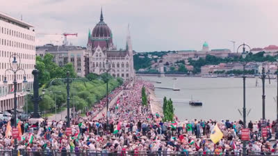 HUNGRÍA ?? Decenas de Miles de húngaros en contra la UE que quiere arrastrar a Europa a una Guerra