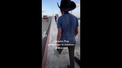 Farruko Pop se cree que lo están grabando!!!!