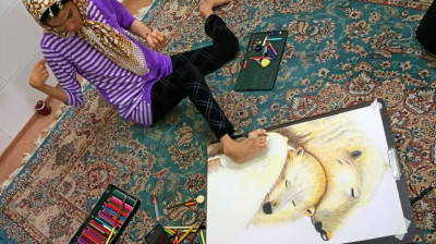 Une artiste peint des portraits de Cristiano Ronaldo avec ses pieds