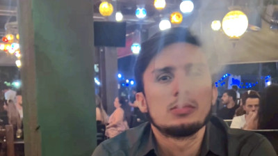 José Rafael Cordero Sánchez fumando shisha