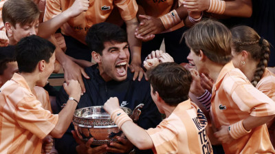 Carlos Alcaraz célèbre son titre à Roland Garros avec les ramasseurs de balles