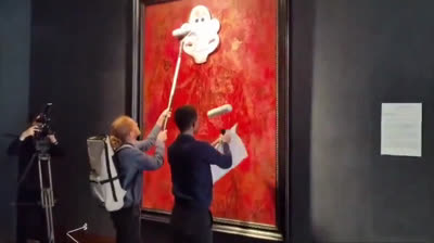 Un groupe d'animalistes vandalise le portrait du roi Charles au Royaume-Uni