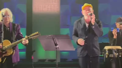 R.E.M. se produit par surprise après 17 ans