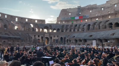 Une orchestre joue la bande originale de "Gladiator" dans le Colisée romain