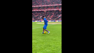 Lamine Yamal calentando con el Barça