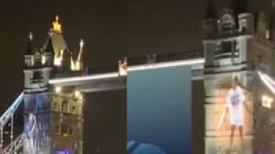 Roger Federer jouant au tennis avec sa version jeune sur le Tower Bridge de Londres