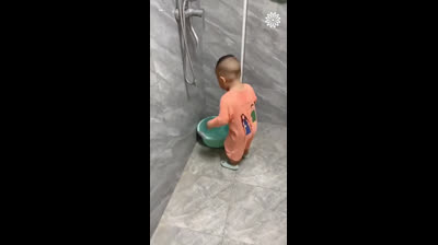 This toddler can do everithing himself!