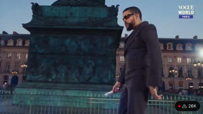 Bad Bunny chantant "Mónaco" lors de la semaine de la mode à Paris