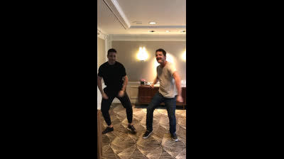 Pedro Pascal bailando con Miguel Ángel Silvestre