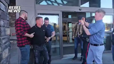 "Van de cabeza a por la raza blanca". Sino  hacemos algo ya