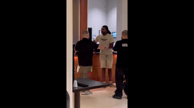 Un policía preparado y valiente. Nadie daba un peso por el policía y lo tumbó en dos segundos