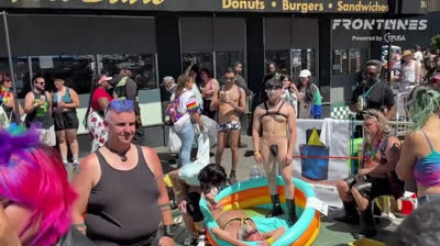 El mes del orgullo es el mes del blanqueamiento de la  pedofilia.  Porque para decir que son gays no necesitan exhibirse de ninguna manera.