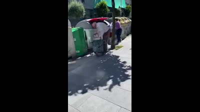 Después de trabajar toda una vida. Los jubilados españoles rebuscan sustento en la basura en Galicia
