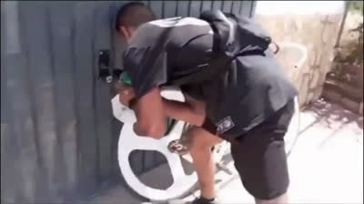 Un vecino de un Pueblo, sorprende a un extranjero forzando la puerta de una vivienda con un taladro para Okuparla.