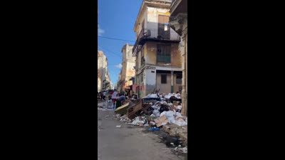 Despertad!! Las calles de La Habana, Cuba, tras 65 años de tiranía comunista. Dentro de 10 años España será algo parecido