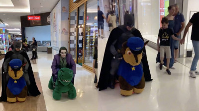 Batman e o Coringa jogando em um shopping